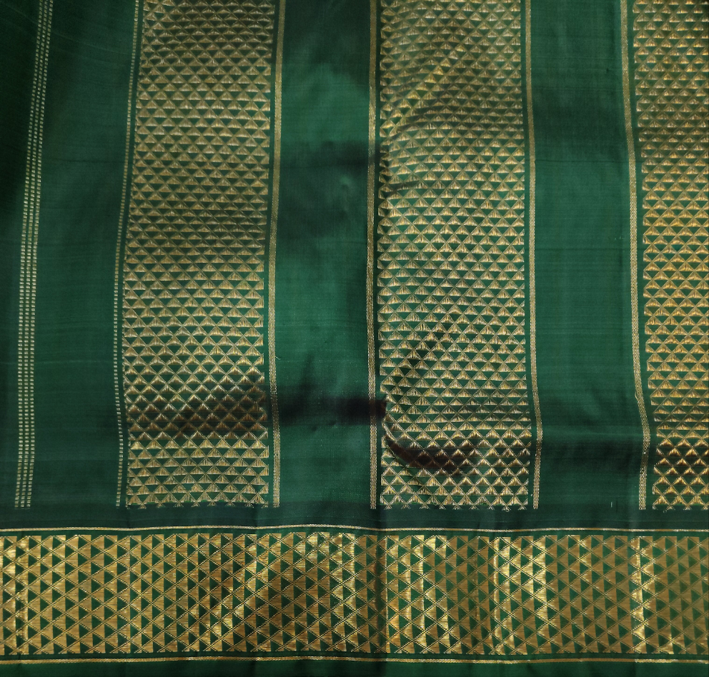 Kanchipuram Pure Silk 9 Yards Madisar – Bottle Green with Golden Checks| 10yards